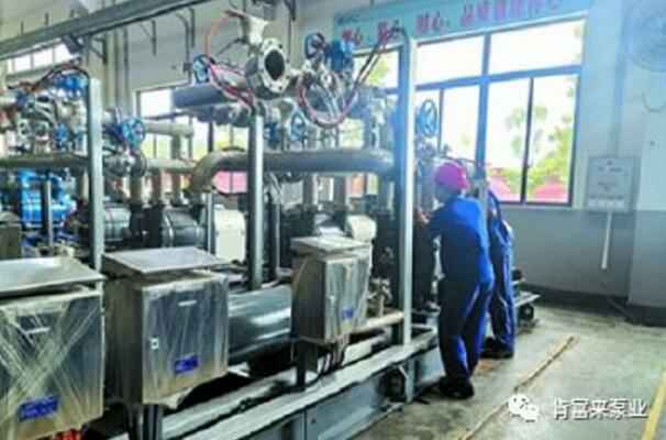 半岛平台在线登入-半岛(中国)生产线员工正在组装化工成套机组