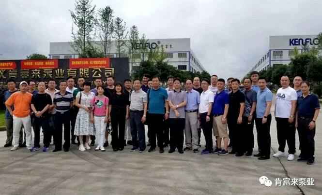 与会人员在遵义半岛平台在线登入-半岛(中国)有限公司大门口合影留念